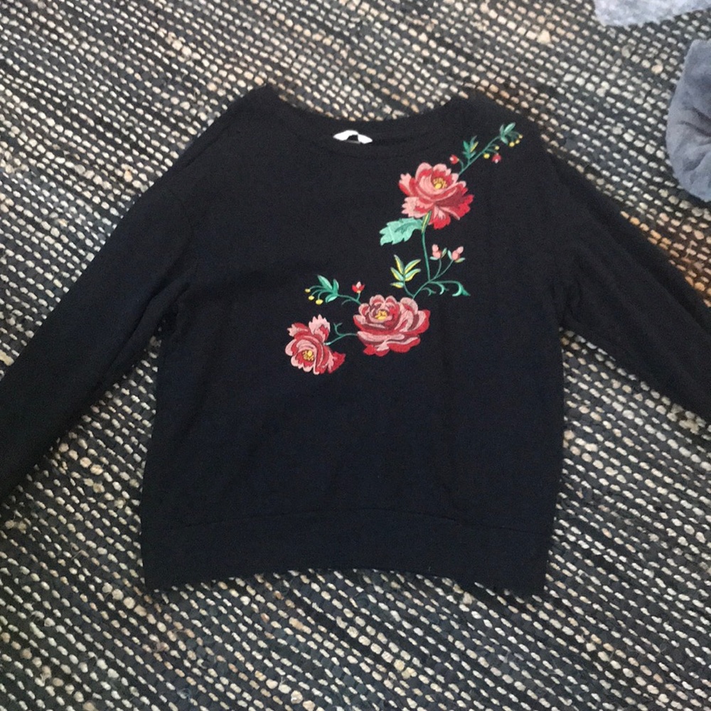 Black sweatshirt with flower embroidery